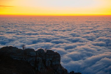 Kırım yarımadasının sonbahar fotoğrafları, gece fotoğrafları, bulanık fotoğrafçılar, Demerdzhi dağlarının sisleri, Karadeniz 'den gelen su buharlaşması.