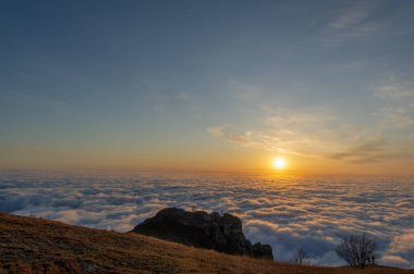 Kırım yarımadasının sonbahar fotoğrafları. Bulutların üstündeki dağlarda. Kayın, çam, boynuz, Demerdji dağlarındaki orman.