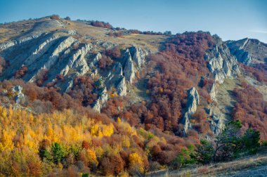 Kırım yarımadasının sonbahar fotoğrafları, Demerdzhi Dağı, ünlü Kırım simgesi. Burası doğanın güçlerine yol açan alışılmadık cisimler için ilginçtir: rüzgar yağmurları ve depremler.