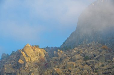 Kırım yarımadasının sonbahar fotoğrafları, Demerdzhi Dağı 'nın sisi, Karadeniz' den gelen su buharlaşması, günbatımı. Doğanın gücünün ürünü: rüzgar yağmurları ve depremler.