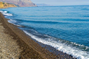 Yüzeyin sığ derinliği, hafif rüzgar, dalgalar, yerel zayıf kıyı rüzgarları gün boyunca denizden karaya ve gece karadan esiyor.