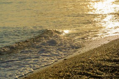 Yüzeyin sığ derinliği, hafif rüzgar, dalgalar, yerel zayıf kıyı rüzgarları gün boyunca denizden karaya ve gece karadan esiyor.