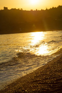 Yüzeyin sığ derinliği, hafif rüzgar, dalgalar, yerel zayıf kıyı rüzgarları gün boyunca denizden karaya ve gece karadan esiyor.