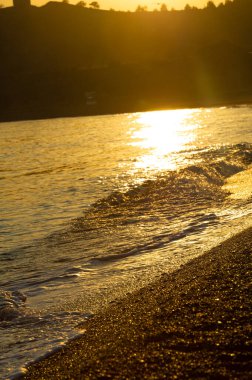 Yüzeyin sığ derinliği, hafif rüzgar, dalgalar, yerel zayıf kıyı rüzgarları gün boyunca denizden karaya ve gece karadan esiyor.