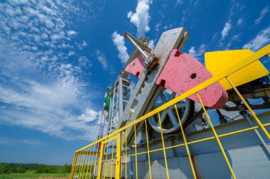 Pompa bir petrol kuyusunda karşılıklı piston pompası için zemin sürücüsüdür. Düzenleme genellikle kıyı kuyularında çok az petrol üretmek için kullanılır. Pompalar petrol zengini bölgelerde yaygındır