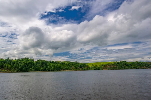 Sommerfoto Mächtige Gewitterwolken Blauer Himmel Dunkles Scharfes Wasser Touristenspaziergang Entlang — Stockfoto