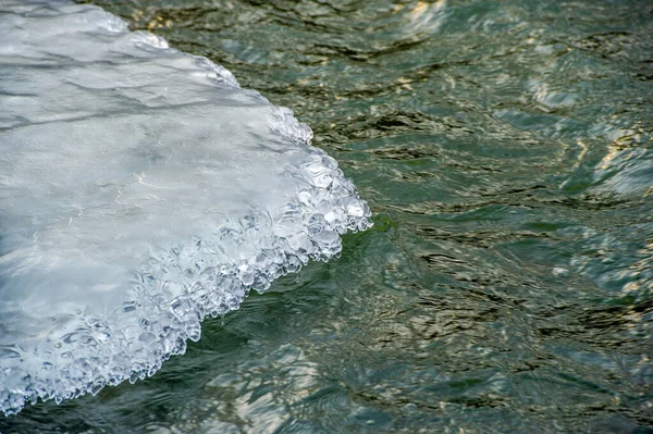 Peisaj Iarnă Gheață Izvor Apă Înghețată Solid Cristalin Fragil Transparent — Fotografie, imagine de stoc
