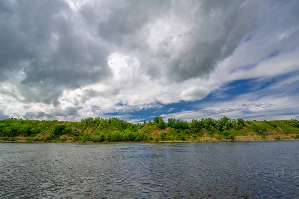 Foto Verano Potentes Nubes Trueno Cielo Azul Agua Oscura Aguda — Foto de Stock