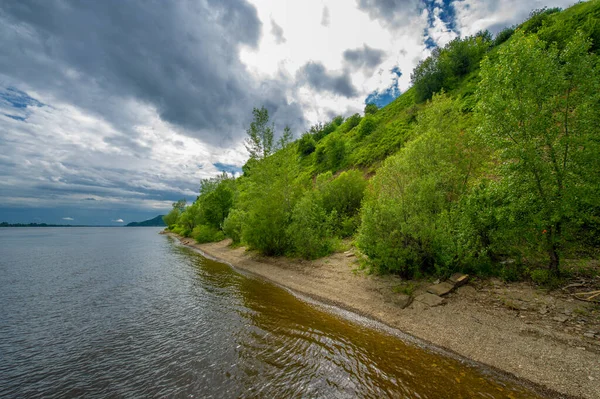 Letní Foto Silné Bouřkové Mraky Modrá Obloha Tmavě Ostrá Voda — Stock fotografie