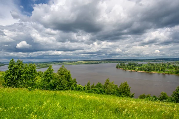 Sommarlandskap Stor Översvämmande Flod Ängsblommor Stranden Floden Mäktiga Moln Himlen — Stockfoto