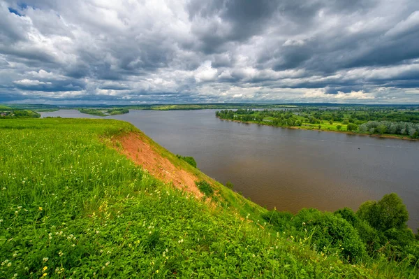 Paesaggio Estivo Grande Fiume Che Scorre Pieno Ritmo Fiori Prato — Foto Stock