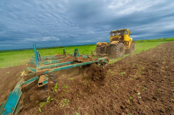 Jarní Fotografie Krajina Zemědělskými Stroji Traktor Orá Půdu Orá Pole — Stock fotografie