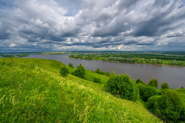 Sommarlandskap Stor Översvämmande Flod Ängsblommor Stranden Floden Mäktiga Moln Himlen — Stockfoto