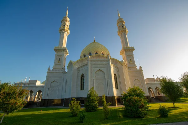 Beyaz Cami antik Bulgar yerleşiminin dışında yer alıyor ve Hindistan 'daki ünlü Tac Mahal Sarayı' na benziyor. 