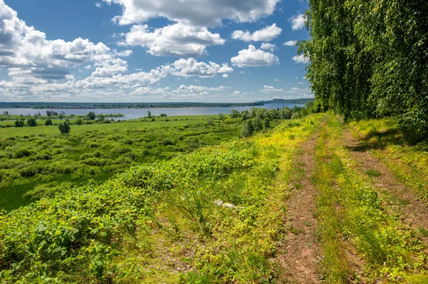 Yaz fotoğrafçılığı, su çayırları, nehir taşkın ovaları, dağdan çekilmiş fotoğraflar. Nehrin kenarında yemyeşil çimenler, çam, huş ağacı, fındık ağacı yetişir. sıcak yaz günleri
