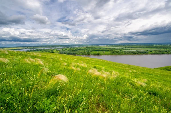 Sommerlandschaft Ein Großer Voll Fließender Fluss Wiesenblumen Ufer Mächtige Wolken — Stockfoto