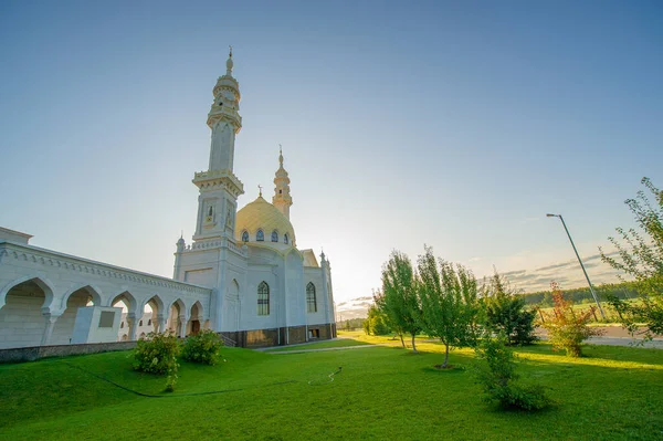 Beyaz Cami antik Bulgar yerleşiminin dışında yer alıyor ve Hindistan 'daki ünlü Tac Mahal Sarayı' na benziyor. 