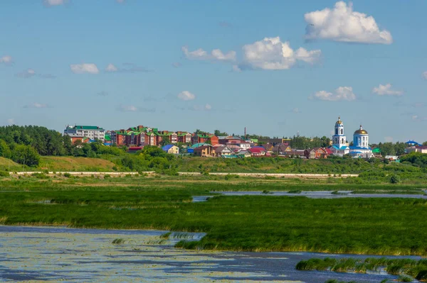 Літня Фотографія Річка Вирощена Очеретом Блакитне Небо Білими Хмарами Блакитна — стокове фото