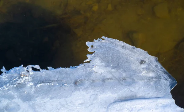 氷の泡が氷の中にたまっています異常にカラフルな氷の建築物です — ストック写真