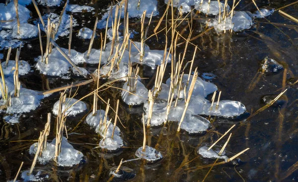 Gelo Sulla Strada Ghiaccio Sul Fiume Bolle Ghiaccio Bloccate Nel — Foto Stock