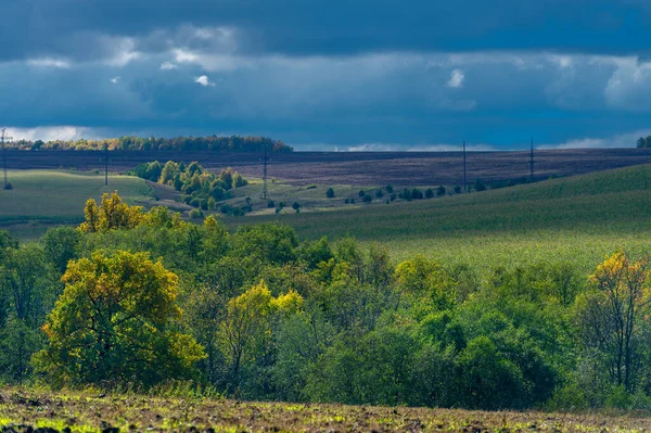 Höstlandskapsfoto Skogsbeströdda Landskap Europeisk Blandskog Höstsäsongen Stora Blå Moln Ljus — Stockfoto