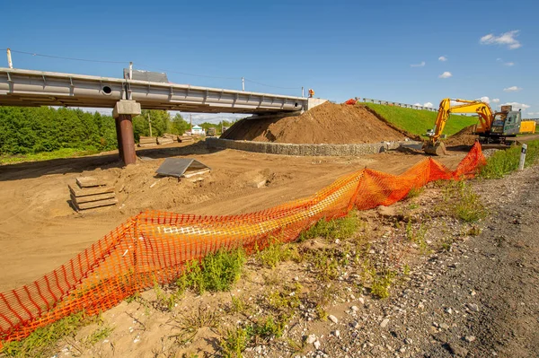 Mérnöki Struktúrák Fényképe Közúti Híd Építése Folyó Felett — Stock Fotó
