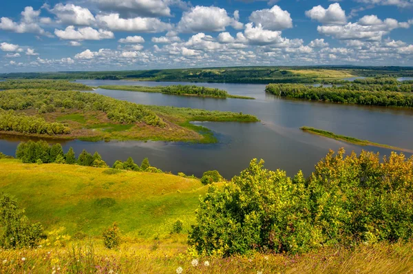 Sommarlandskap Flod Stor Naturlig Ström Vatten Som Rinner Kanal Till — Stockfoto