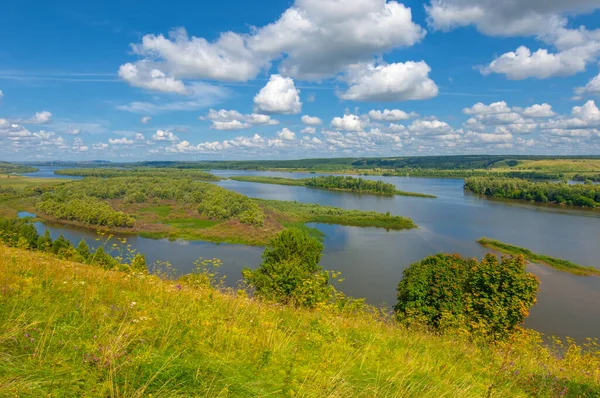 Sommarlandskap Flod Stor Naturlig Ström Vatten Som Rinner Kanal Till — Stockfoto