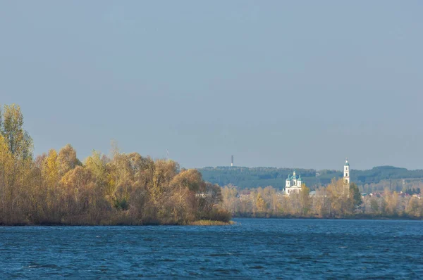 Paesaggio Autunnale Acqua Blu Scuro Ultimi Giorni Caldi Fiume Alberi — Foto Stock