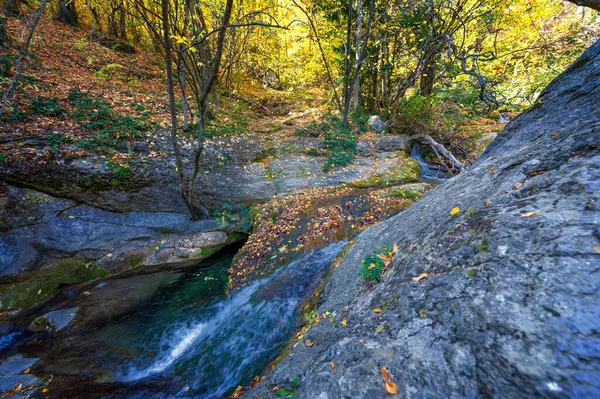 Foto Van Krim Schiereiland Herfst Jur Jur Waterval Een Oriëntatiepunt — Stockfoto