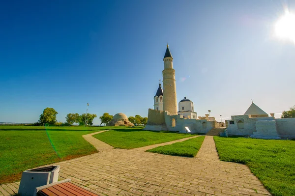 圣母升天教堂座落在保加利亚博物馆 保护区建筑和历史建筑群的穆斯林宗教遗址附近 — 图库照片