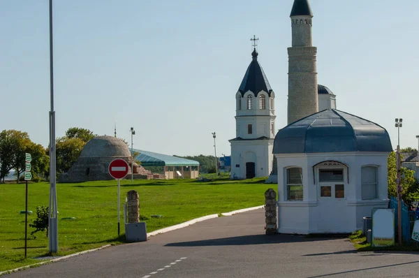 Церковь Успения Пресвятой Богородицы Расположена Непосредственной Близости Мусульманских Религиозных Объектов — стоковое фото