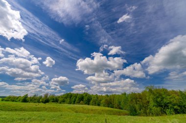 Bahar fotoğrafçılığı, eriyen kar ve yaz yağmurlarından oluşan eski bir vadi. Ceviz, meşe, huş ağacı, dağ külleri ve ıhlamur ormanları kenarlarda yetişir. Beyaz bulutlu parlak, yumuşak gökyüzü