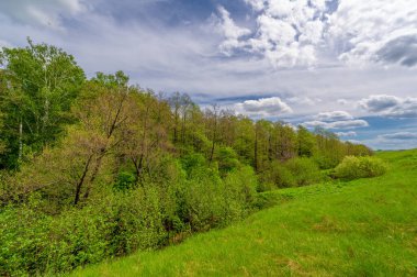 Bahar fotoğrafçılığı, eriyen kar ve yaz yağmurlarından oluşan eski bir vadi. Ceviz, meşe, huş ağacı, dağ külleri ve ıhlamur ormanları kenarlarda yetişir. Beyaz bulutlu parlak, yumuşak gökyüzü
