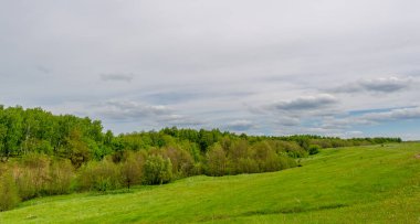 Bahar fotoğrafçılığı, eriyen kar ve yaz yağmurlarından oluşan eski bir vadi. Ceviz, meşe, huş ağacı, dağ külleri ve ıhlamur ormanları kenarlarda yetişir. Beyaz bulutlu parlak, yumuşak gökyüzü