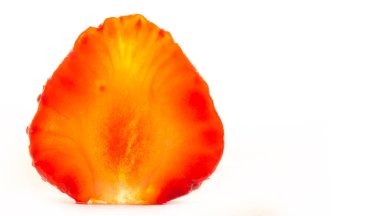 Böğürtlen fotoğrafı. Olgun bir çilek, beyaz bir kıyı şeridinde yalıtılmış olarak ikiye bölünmüş. 