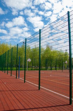 Lastiklenmiş oyun alanları, basketbol sahası her iki ucunda sepetler olan dikdörtgen bir zeminden oluşan bir oyun yüzeyi..