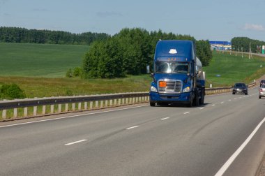 Yaz fotoğrafçılığı, kamyon şoförlüğü, nehir köprüsü, Rusya Tataristan Menzilinsk 2019 06 25 