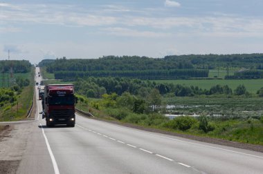 Yaz fotoğrafçılığı, kamyon şoförlüğü, nehir köprüsü, Rusya Tataristan Menzilinsk 2019 06 25 