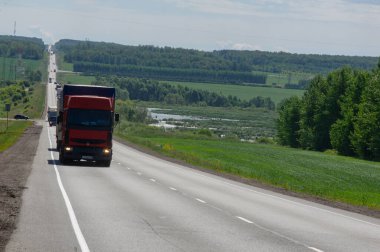 Yaz fotoğrafçılığı, kamyon şoförlüğü, nehir köprüsü, Rusya Tataristan Menzilinsk 2019 06 25 