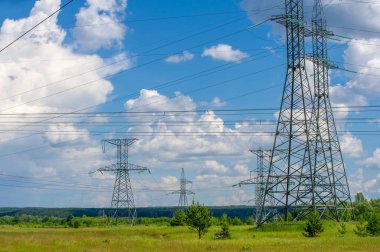 Yüksek voltaj direklerinin silueti, güç kulesi, elektrik direği, çelik kafesli kule, öğleden sonra Avrupa 'da. Doku yüksek voltaj sütunu, başınızın üstünde güç hattı.