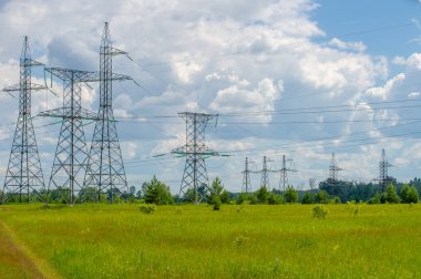 Yüksek voltaj direklerinin silueti, güç kulesi, elektrik direği, çelik kafesli kule, öğleden sonra Avrupa 'da. Doku yüksek voltaj sütunu, başınızın üstünde güç hattı.