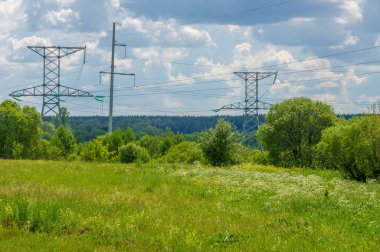 Yüksek voltaj direklerinin silueti, güç kulesi, elektrik direği, çelik kafesli kule, öğleden sonra Avrupa 'da. Doku yüksek voltaj sütunu, başınızın üstünde güç hattı.