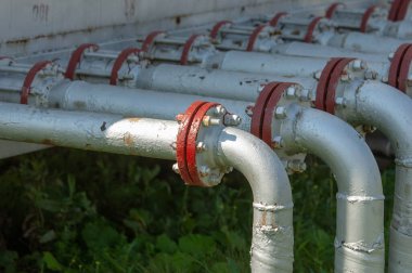 Petrol boru hatları, petrokimyasal boru hatları, boru hatları çeşitli kazalar gibi yanıcı veya patlayıcı maddeler taşır.
