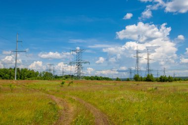 Yüksek voltaj direklerinin silueti, güç kulesi, elektrik direği, çelik kafesli kule, öğleden sonra Avrupa 'da. Doku yüksek voltaj sütunu, başınızın üstünde güç hattı.
