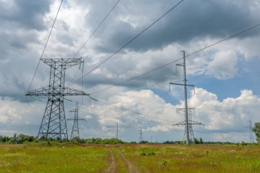 Yüksek voltaj direklerinin silueti, güç kulesi, elektrik direği, çelik kafesli kule, öğleden sonra Avrupa 'da. Doku yüksek voltaj sütunu, başınızın üstünde güç hattı.