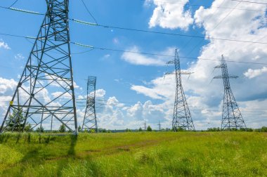 Yüksek voltaj direklerinin silueti, güç kulesi, elektrik direği, çelik kafesli kule, öğleden sonra Avrupa 'da. Doku yüksek voltaj sütunu, başınızın üstünde güç hattı.