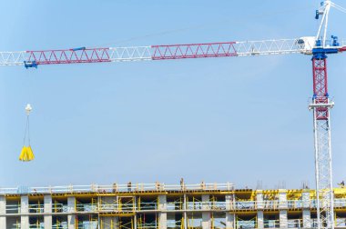 Çok katlı kompleks vinçlerin yapımı devam ediyor. İpleri, zincirleri ve bohçaları kaldırmak için kullanılabilecek malzemelerin kaldırılması ve alçaltılması ile donatılmıştır.
