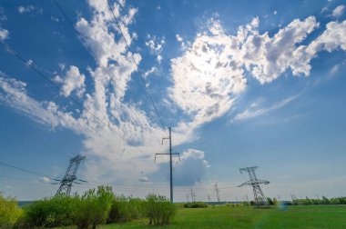 Geniş açılı mercek ve enerji direkleriyle çekilmiş bir fotoğraf.