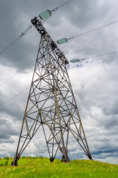 Sommarlandskap Högspänningsstolpar Vid Floden Dyster Himmel Molnen Elektrisk Erosion — Stockfoto